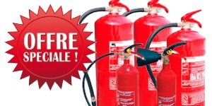 Vérification d'un extincteur par un technicien